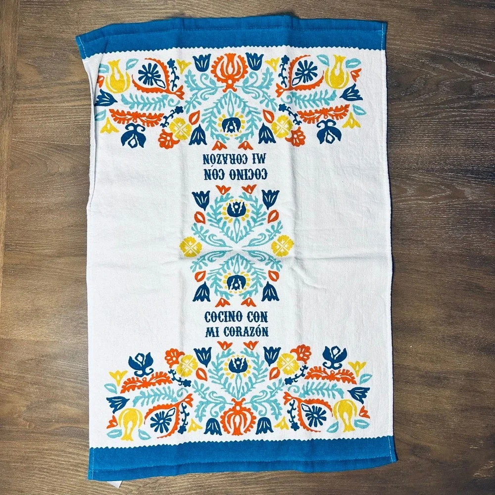 NEW Spirit of Love Cocino Con Mi‎ Corazon Kitchen Dish Towel White Blue Floral